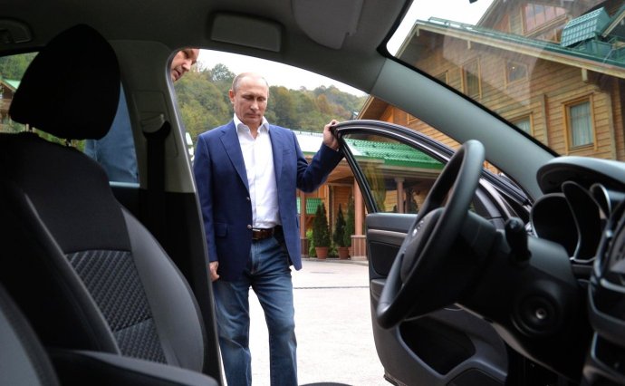 Vladimir Putin verí, že sankcie nezrazia automobilový priemysel na kolená. Foto - kremlin.ru