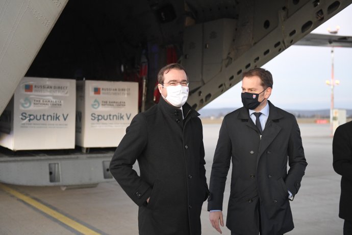 Marek Krajčí és Igor Matovič (mindketten OĽaNO) a kassai reptéren veszi át az orosz oltóanyagot 2021. március 1-jén. Fotó: TASR
