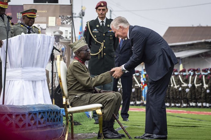 Kráľ Filip s veteránom Albertom Kunyukuom. Foto - TASR/AP