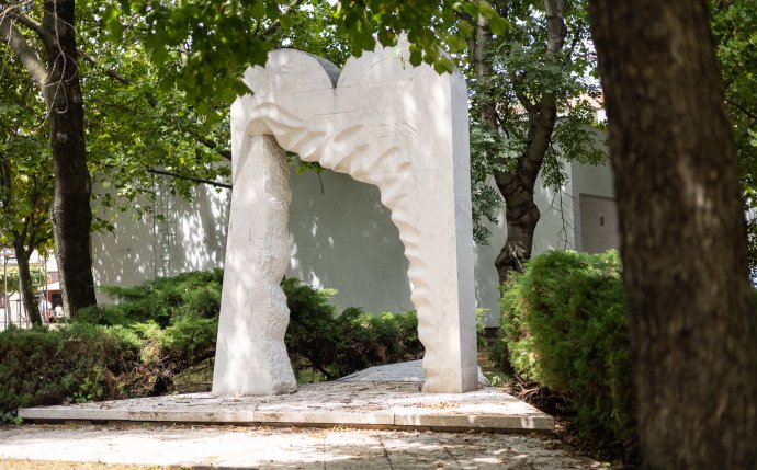 A Jehuda ben Israel Aszad Téren 1991. október 23-án felállított holokauszt-emlékmű. Szlovákiában ez volt az első ilyen jellegű emlékhely. Fotó - Cséfalvay Á. András