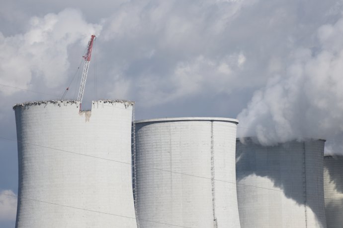 Jadrová a vyraďovacia spoločnosť (JAVYS) začala s demontážou chladiacich veží jadrovej elektrárne V1 v Jaslovských Bohuniciach. Snímka je z októbra 2017 - TASR