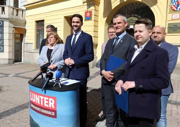 Zatiaľ najväčšiu kampaň má podľa transparentného účtu kandidát na banskobystrického župana Ondrej Lunter, ktorý dosiaľ minul vyše 60-tisíc eur. Zdroj - TASR