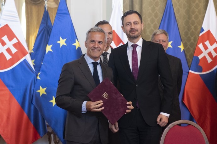 Prilákanie Volva bolo len jedným z veľkých úspechov slovenského biznisu. Na snímke vpravo predseda vlády Eduard Heger a vľavo zástupca výkonného riaditeľa Volvo Javier Varela po podpise zmluvy o výstavbe závodu Volvo v industriálnom parku Valaliky pri Košiciach. Foto - TASR