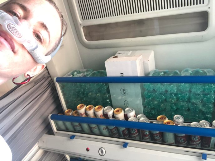 Zorka Lednárová v kupé pre imobilných, z ktorého spravili bufet. Zdroj - Facebook Z. L.