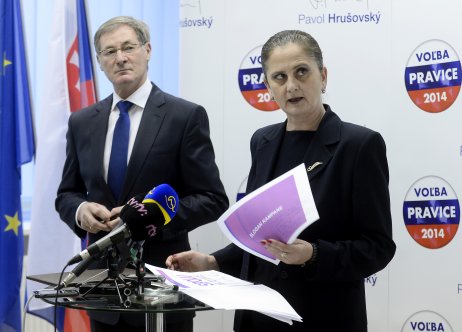 Pavol Hrušovský a jeho poradkyňa Mária Hlucháňová počas prezidentskej kampane v roku 2014. Foto – TASR