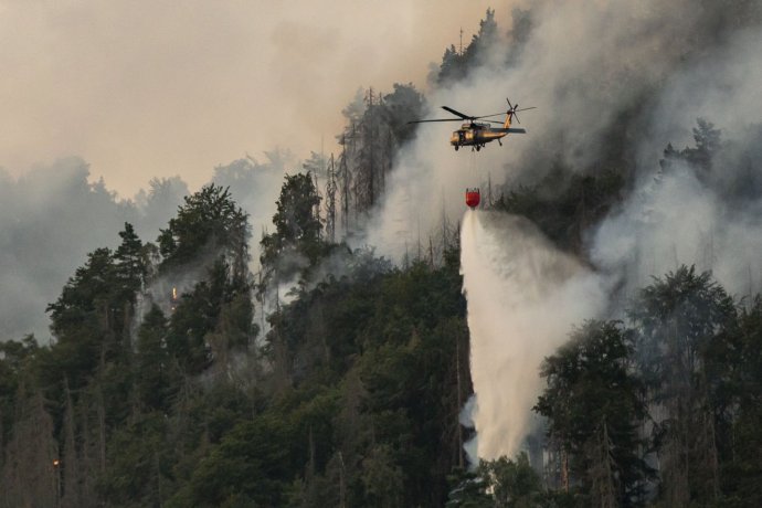 Vrtuľník hasí požiar v národnom parku České Švajčiarsko. Foto - Gabriel Kuchta/Deník N