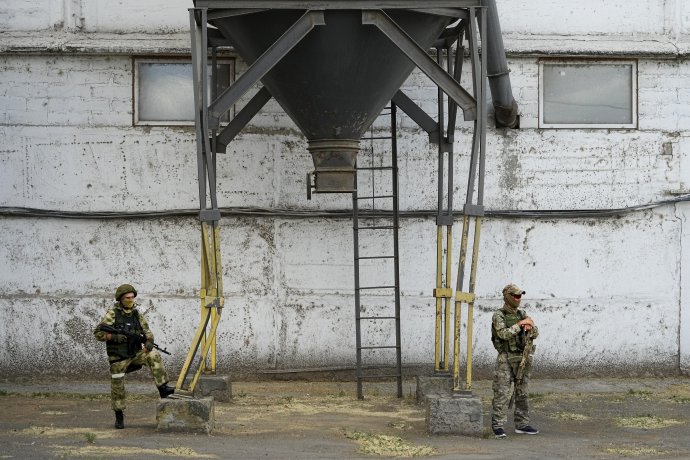 Ruskí vojaci strážia obilné silá v ukrajinskom meste Melitopol. Foto - TASR/AP