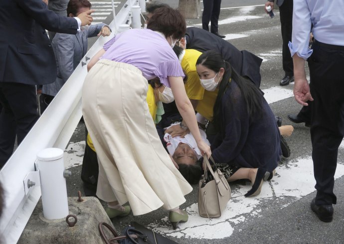 Japonský expremiér Šinzó Abe sa stal obeťou antentátu počas politickej kampane. Foto - TASR/AP