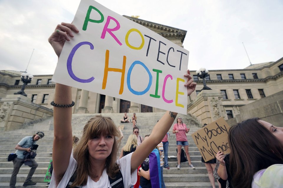 Az abortuszhoz való alkotmányos jog eltörlése elleni tüntetés az USA-ban. Fotó - TASR/AP