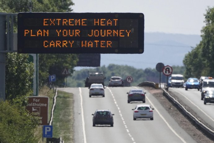 Motoristov vo Veľkej Británii upozorňujú, aby so sebou nosili vodu. Foto – TASR/AP