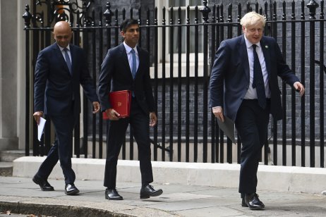 Britský exminister zdravotníctva Sajid Javid a britský bývalý šéf rezortu financií Rishi Sunak vedľa Borisa Johnsona. Foto – TASR/AP
