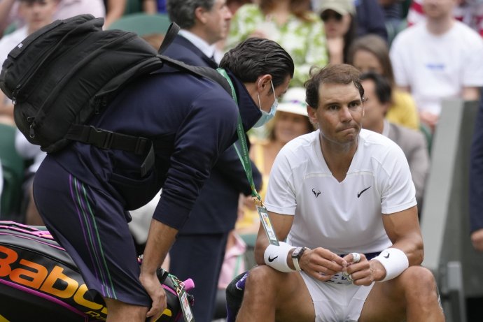 Rafael Nadal pred ošetrením nevyzeral dobre. Počas zápasu viackrát myslel na to, že sa vzdá. Foto - TASR/AP