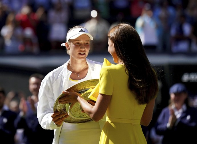 Vojvodkyňa Kate odovzdáva víťaznú trofej Jelene Rybakinovej. Foto TASR/AP