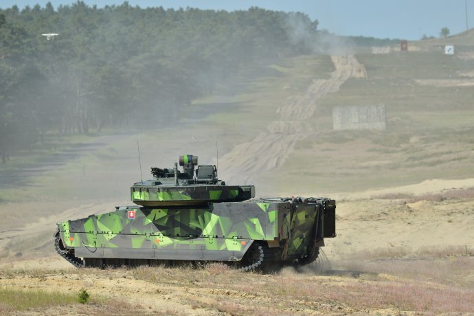 Najväčší vojenský tender tohto volebného obdobia vyhral švédsky výrobca transportérov CV-90. Foto - BAE