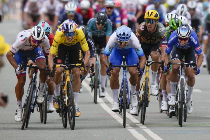 Peter Sagan (vľavo) v šprinte v 3. etape na Tour de France 2022. Zdroj - TASR/AP