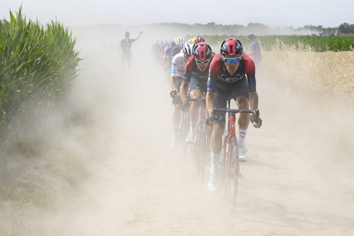 Piata etapa prebiehala na dlažobných kockách, aké poznáme z klasiky Paríž – Roubaix. Foto – AP