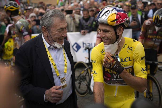 Wout van Aert (vpravo) a legenda Eddy Merckx, ktorému je mladý Belgičan veľmi podobný. Foto - TASR/AP