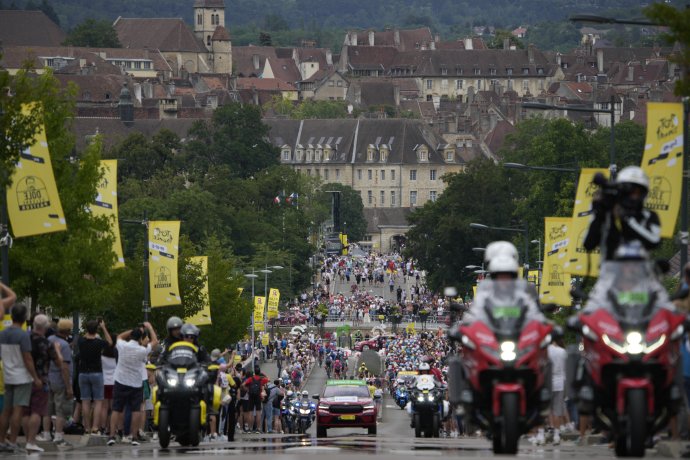 Priebežný líder Tour de France Tadej Pogačar povedal, že Covid nie je rival, ale vec, ktorá môže zničiť Tour de France, zdroj - TASR/AP