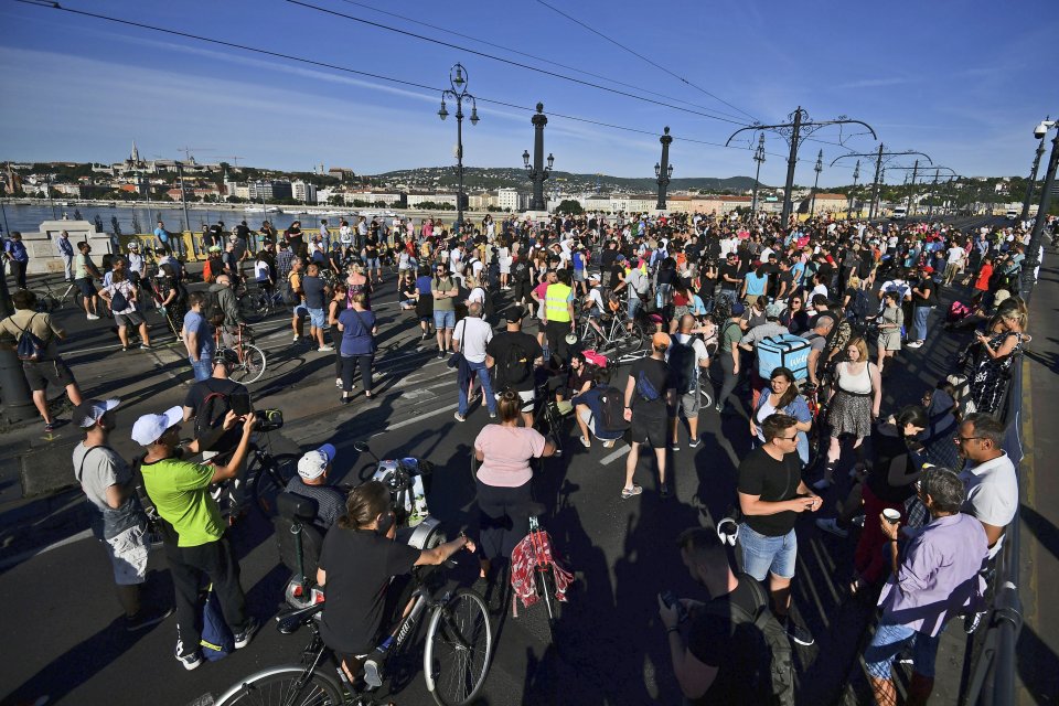 Több száz tüntető blokkolta reggel a Margit hidat Budapesten. Fotó - TASR/AP