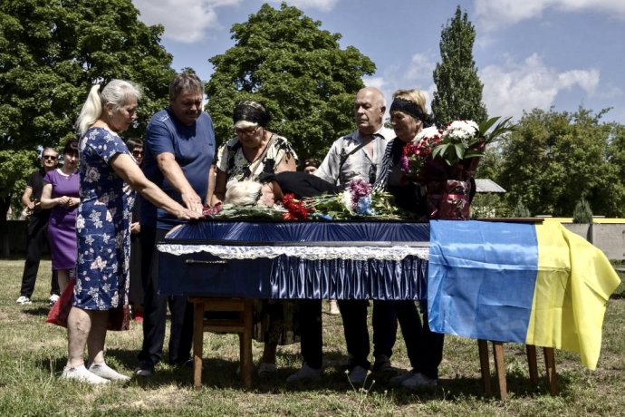 Rodina 40-ročného ukrajinského vojaka, ktorého zabili v bojoch pri Marinke v Doneckej oblasti. Foto - AP