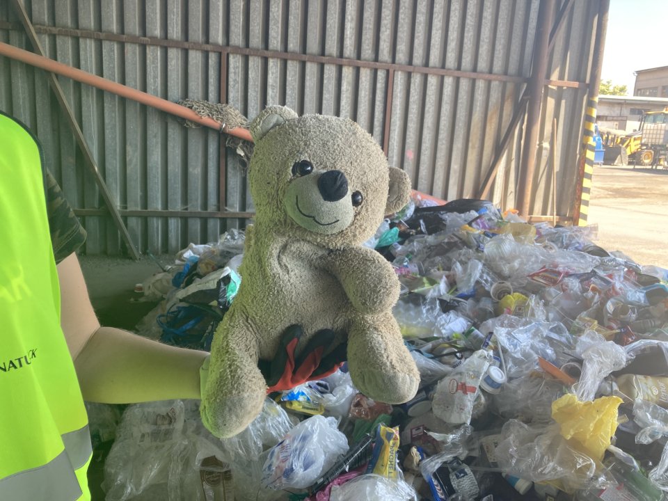 Plyšový medveď do plastového odpadu nepatrí. Foto – Kristína Červeňáková/Čierna labuť