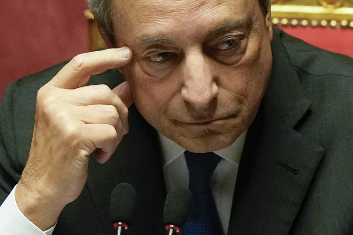 Taliansky premiér Mario Draghi gestikuluje v Senáte - hornej komore talianskeho parlamentu - pred svojím prejavom v súvislosti s vládnou krízou v Ríme v stredu 20. júla 2022. Foto: TASR/AP