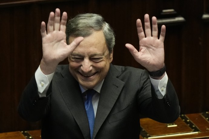 Mario Draghi máva zákonodarcom po prejave v talianskom parlamente. Foto - tasr/ap