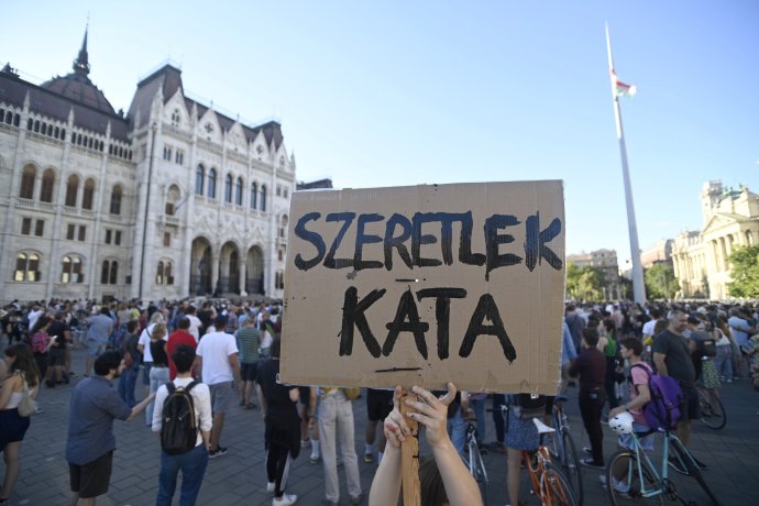 Tüntetés Budapesten a kata módsítása ellen július 13-án. Fotó – MTI / Balogh Zoltán