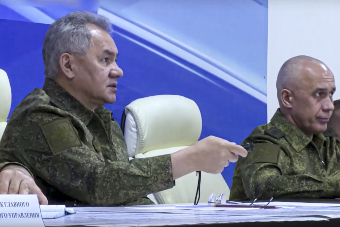 Ruský minister obrany Šojgu počas stretnutia na neznámom mieste nariadil "zintenzívniť vojenskú operáciu" na Ukrajine. Foto - TASR/AP