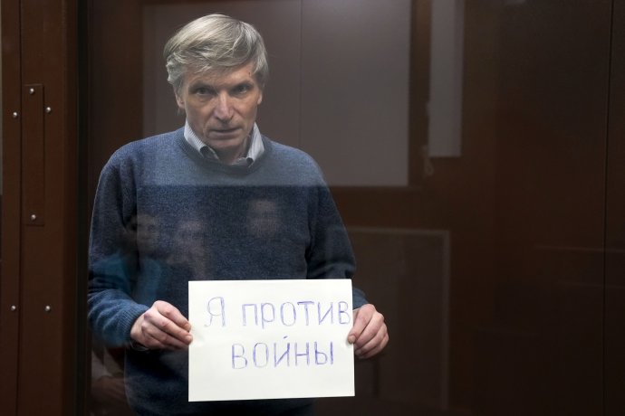 Ruský mestský poslanec Alexej Gorinov s transparentom "Som proti vojne". Foto - TASR/AP