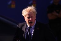 Britský premiér Boris Johnson na nedávnom samite NATO v Madride. Foto - TASR/AP
