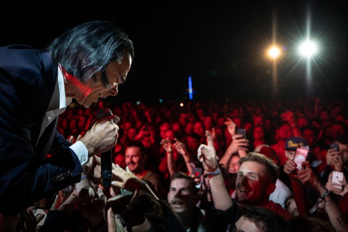 Nick Cave na Pohode 2022 zobral z publika mobil a hodil ho iným smerom. Foto N - Tomáš Benedikovič