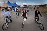Prezidentka si prezerá festivalový areál na bicykli. Foto N - Tomáš Benedikovič