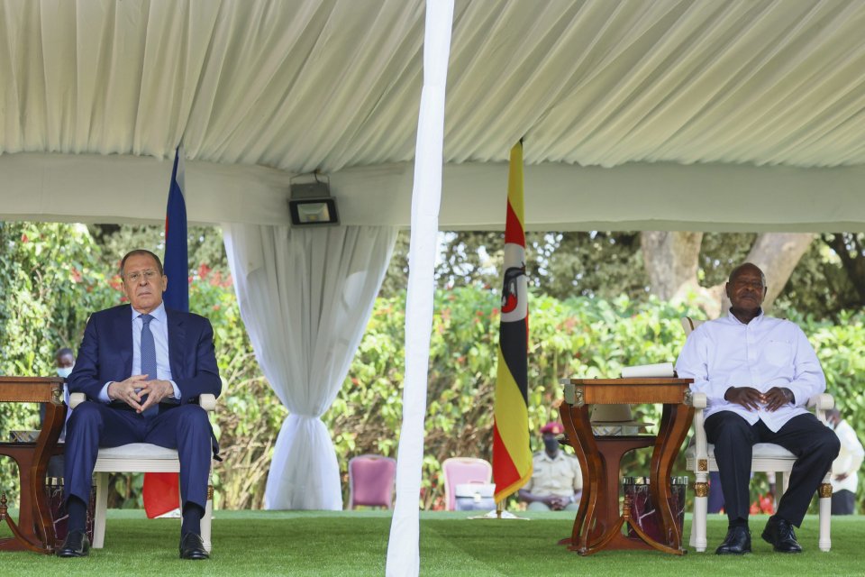 Sergej Lavrov a ugandský prezident Yoweri Museveni. Foto - TASR/AP