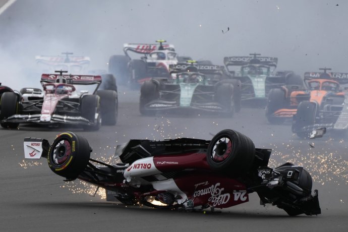 Čouova nehoda v Silverstone. Foto - TASR/AP