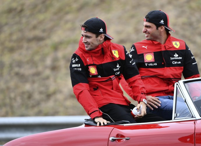 Jazdci Ferrari Charles Leclerc (vľavo) a Carlos Sainz. Foto - TASR/AP