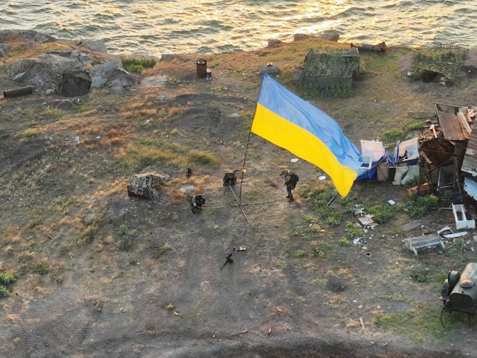 Na Haďom ostrove opäť vlaje ukrajinská zástava. Foto - Twitter/ukrajinská armáda