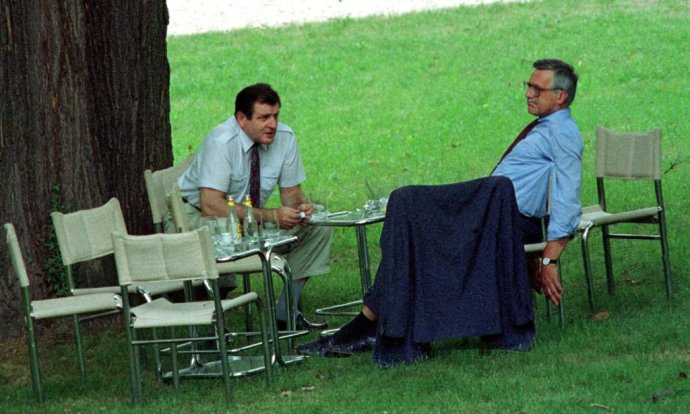 Mečiar és Klaus Csehszlovákia szétválásáról döntenek a brünni Tugendhat villa kertjében. Fotó - TASR