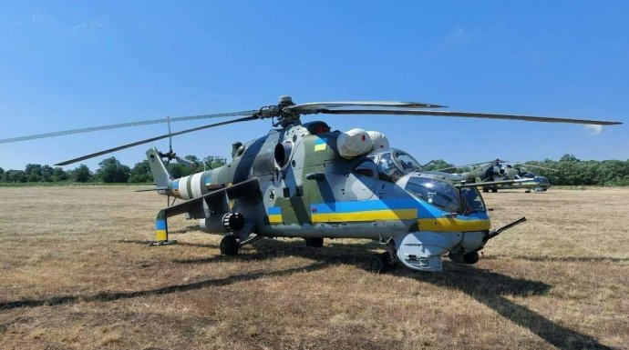 Pôvodne český bojový vrtuľník Mi-24 v ukrajinských farbách. Česi tento typ poslali na východ iba nedávno. Na Ukrajine lieta v pôvodných farbách s premaľovaným českým výsostným označením a výraznými modro-žltými doplnkami. Foto - Ukrajinské ministerstvo obrany.