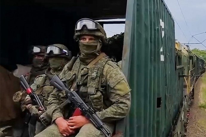 Ruskí vojaci vo vlaku smerujúcom na Ukrajinu. Foto - MO RF