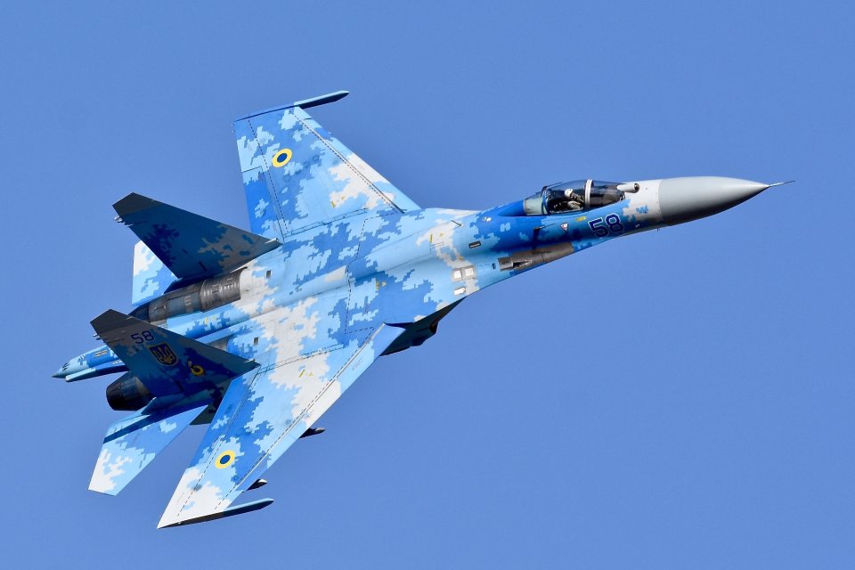 Ukrajinská ťažká stíhačka Su-27. Aj na nej je moderná digitálna kamufláž, akú Ukrajinci radi využívajú i na iných typoch. Foto - Wikimedia