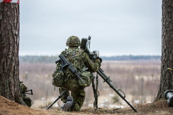 Estónsky vojak počas cvičenia. Foto – pildid.mil.ee