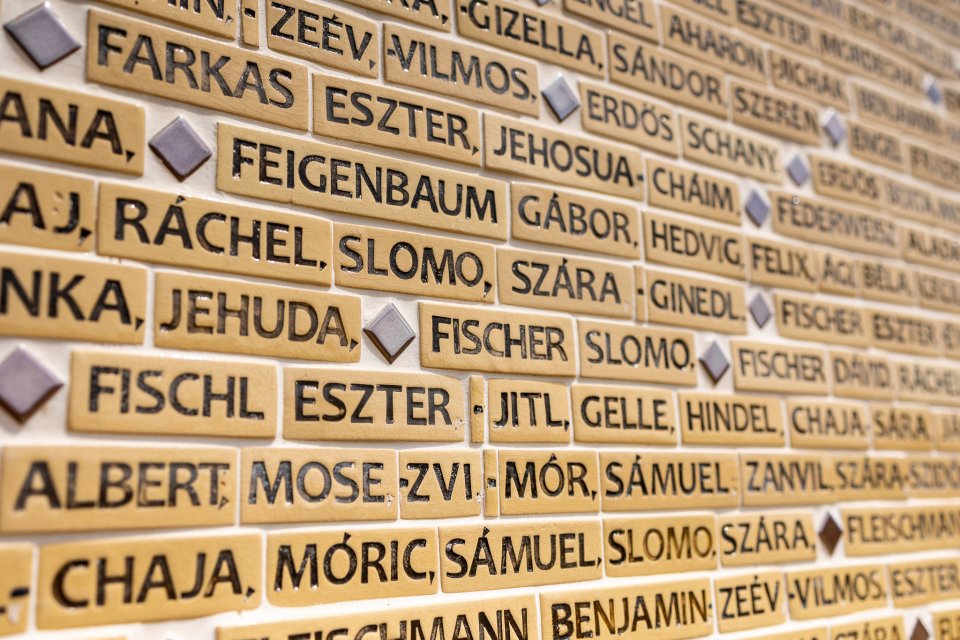 Néhány név a dunaszerdahelyi holokausztáldozatok névsorával, a sikabonyi temetőben. A névsor máig nem végleges. Fotó – Csáfalvay Á. András