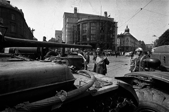Muž s odhalenou hruďou pred okupačným tankom. Foto – © Ladislav Bielik
