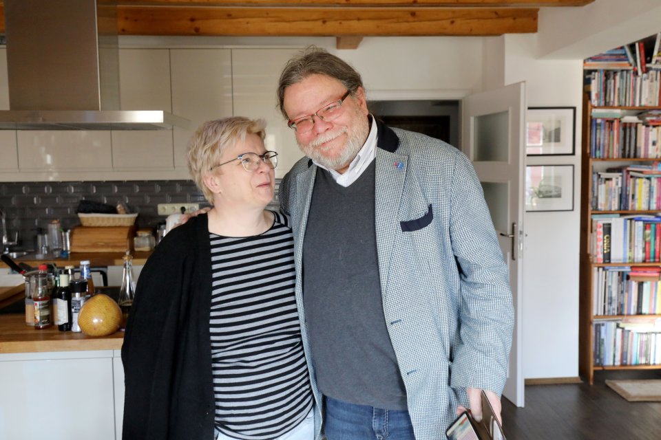 Martina Vondrová s manželom Alexandrom Vondrom doma v Litoměřiciach. Foto – Ludvík Hradilek, Deník N