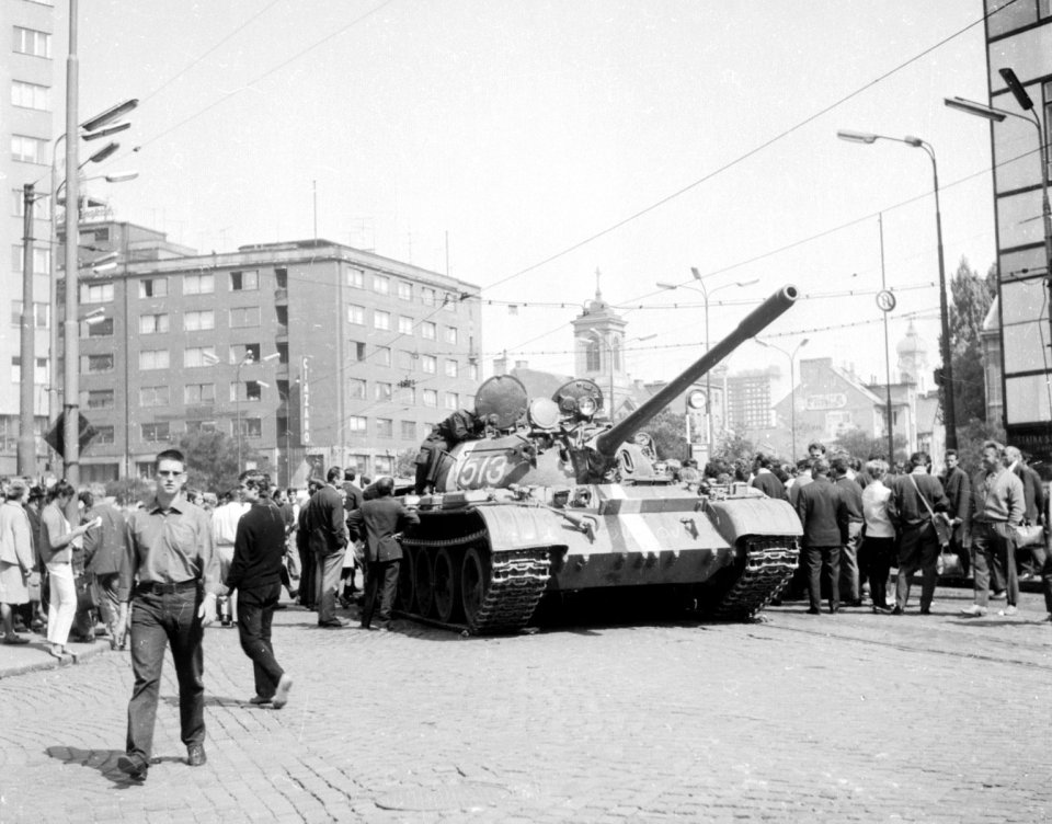 Szovjet tank Pozsony belvárosában. Fotó - TASR archív