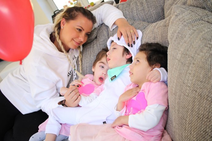 Alexandra Hovancová s deťmi, o ktoré sa v domove starajú. Foto - archív A. Hovancovej