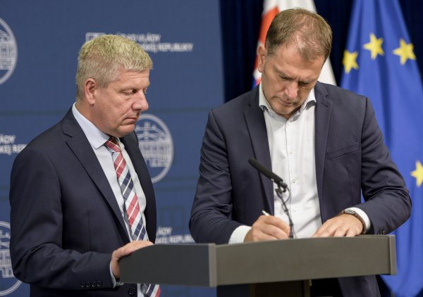 Matovič a&nbsp;Lengvarský sľubujú lekárom stovky eur navyše. Odborári aj tak zbierajú výpovede, žiadajú viac ako len platy