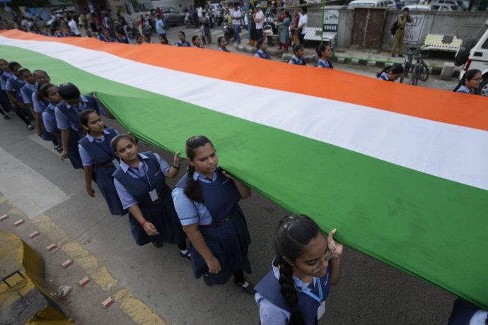 Študenti počas osláv 75. výročia nezávislosti Indie nesú viac ako 470-metrovú indickú vlajku. Foto - TASR/AP