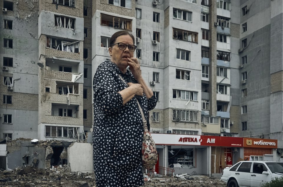 Žena stojí pred poškodenou bytovkou po ruskom ostreľovaní Mykolajiva na juhu Ukrajiny. Foto - tasr/ap